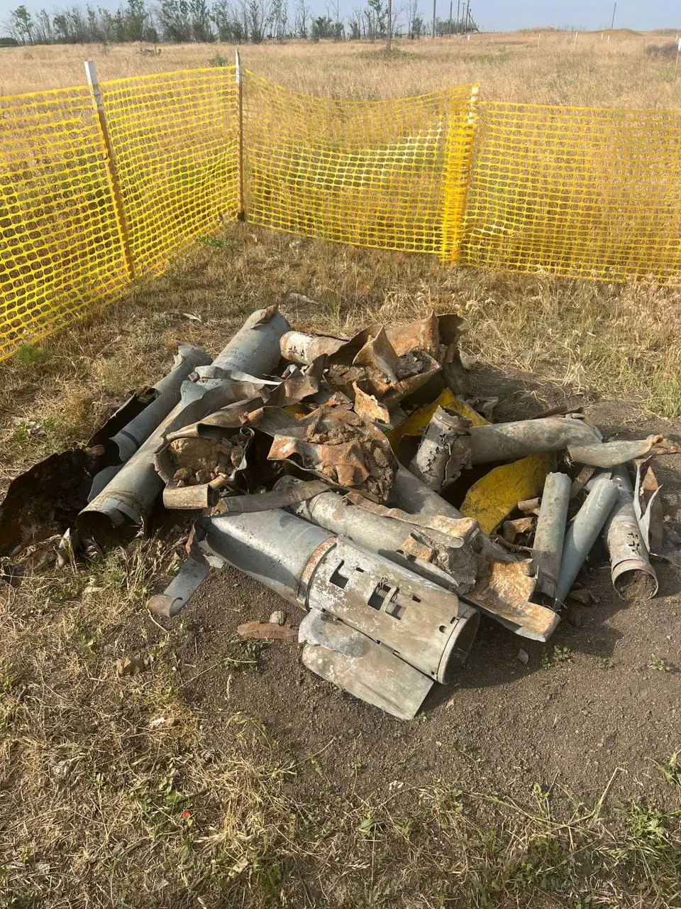 Уламки боєприпасів, зібрані під час очищення території